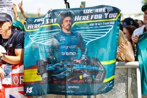 Los aficionados muestran una pancarta en apoyo de Fernando Alonso, Aston Martin F1 Team