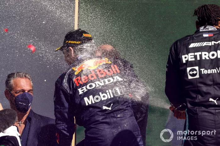 Podio: ganador Max Verstappen, Red Bull Racing, segundo lugar Lewis Hamilton, Mercedes