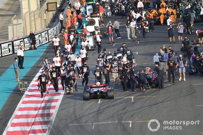 Kimi Raikkonen, Alfa Romeo Racing C41, llega a la concurrida parrilla previa a la carrera