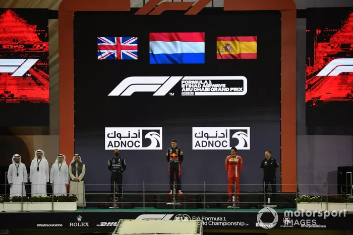 Podio: segundo lugar Lewis Hamilton, Mercedes, ganador y campeón del mundo Max Verstappen, Red Bull Racing, tercer lugar Carlos Sainz Jr., Ferrari