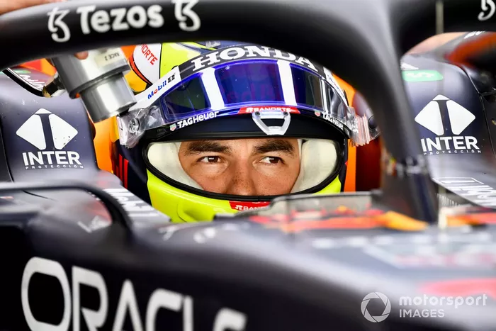 Sergio Pérez, Red Bull Racing RB15 adaptado (muleto) con los Pirelli de 18 pulgadas 