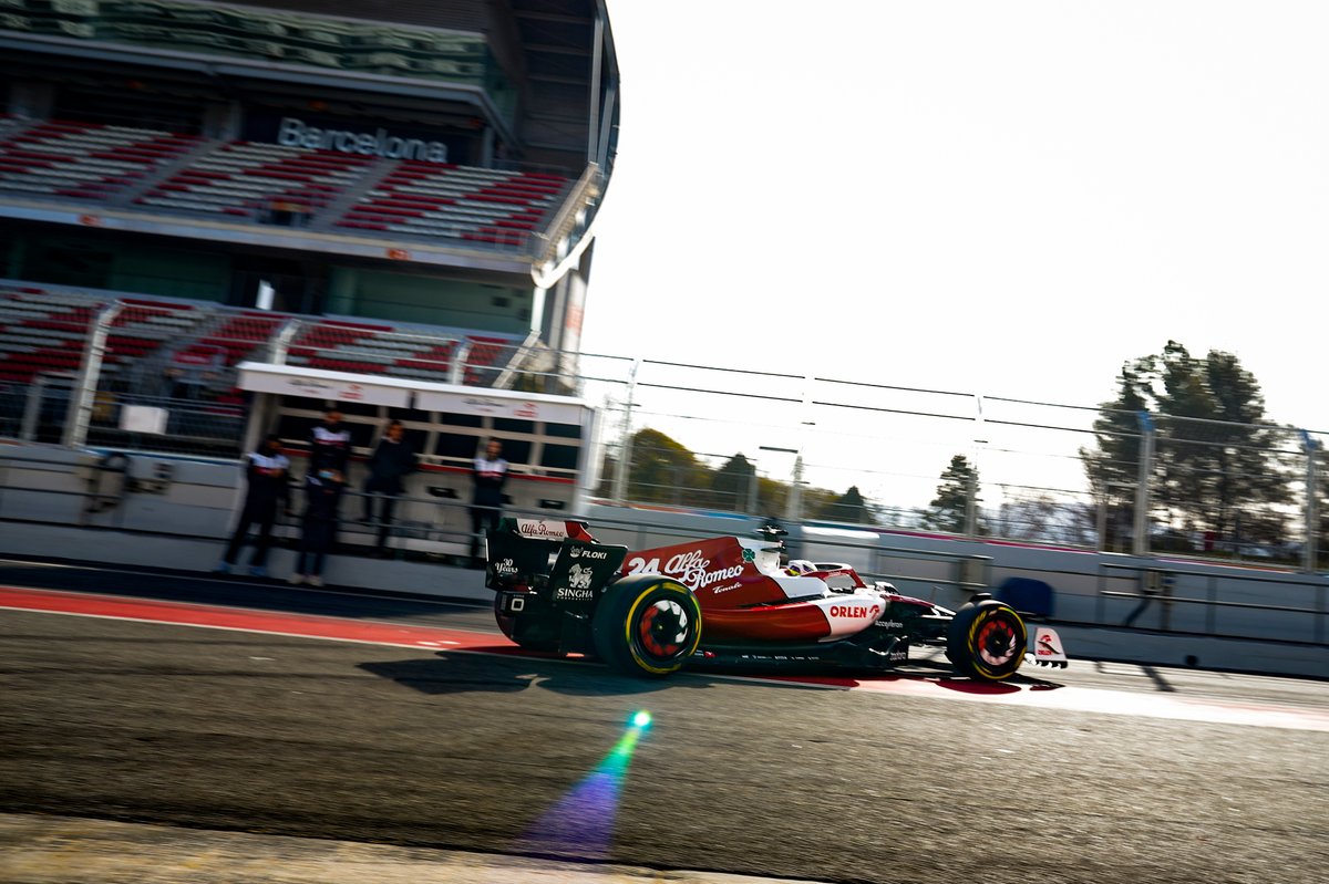 Guanyu Zhou al volante del Alfa Romeo C42