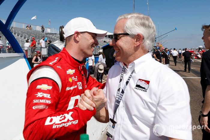 El piloto de la pole Scott McLaughlin, del equipo Penske Chevrolet, celebra su pole position con Bud Denker, del equipo Penske