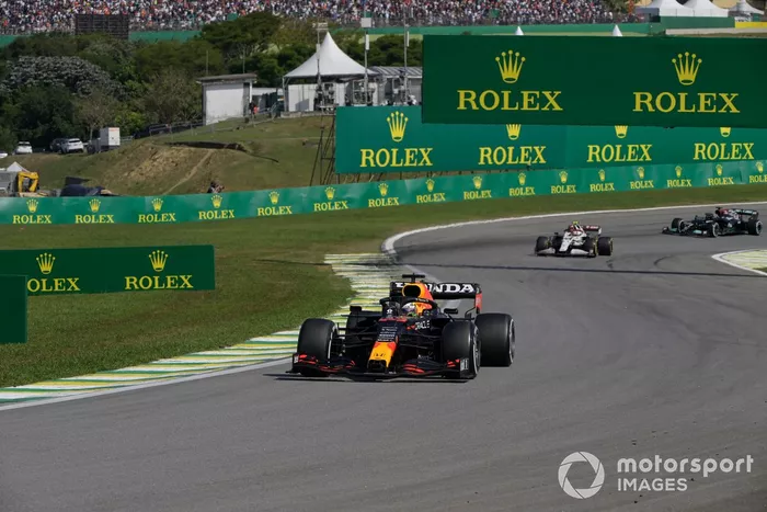 Max Verstappen, Red Bull Racing RB16B, Antonio Giovinazzi, Alfa Romeo Racing C41, y Lewis Hamilton, Mercedes W12