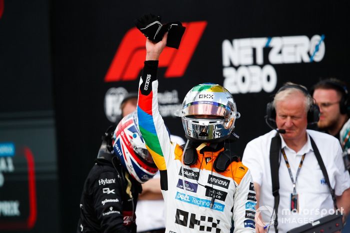 Lando Norris, McLaren, 2ª posición, celebra su llegada a Parc Ferme