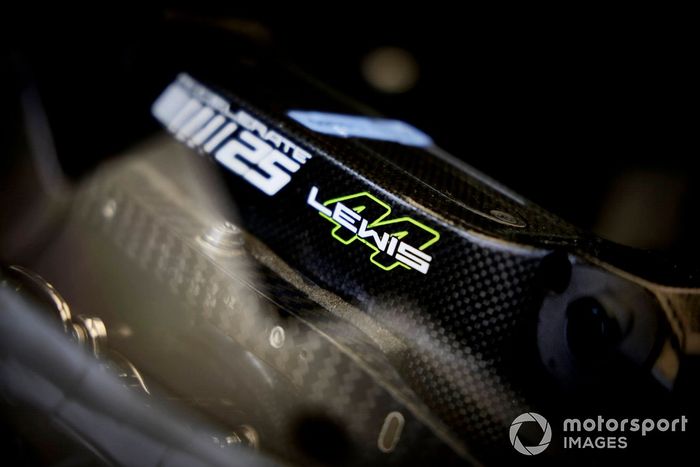 Lewis Hamilton, detalle del coche Mercedes W13