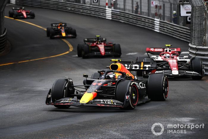 Sergio Pérez, Red Bull Racing RB18, Zhou Guanyu, Alfa Romeo C42, Carlos Sainz, Ferrari F1-75