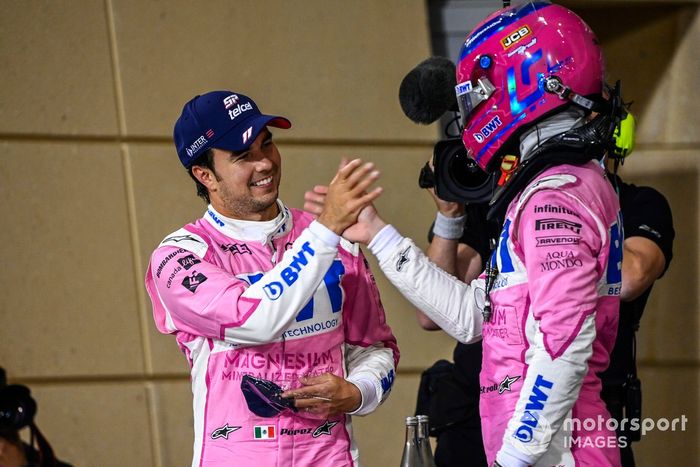 Sergio Pérez, Racing Point, 1ª posición, y Lance Stroll, Racing Point, 3ª posición, celebran en Parc Ferme