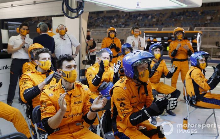 El equipo de boxes de McLaren aplaude los esfuerzos de sus pilotos en el garaje