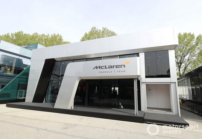 El motorhome de McLaren en el paddock