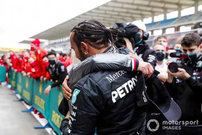 Angela Cullen, Physio de Lewis Hamilton, felicita a Lewis Hamilton, Mercedes-AMG F1, en Parc Ferme después de asegurar su séptimo título de pilotos