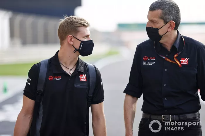 Mick Schumacher y Guenther Steiner, Team Principal, Haas F1 