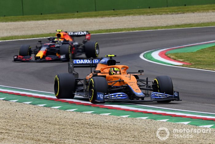 Lando Norris, McLaren MCL35M, Sergio Pérez, Red Bull Racing RB16B