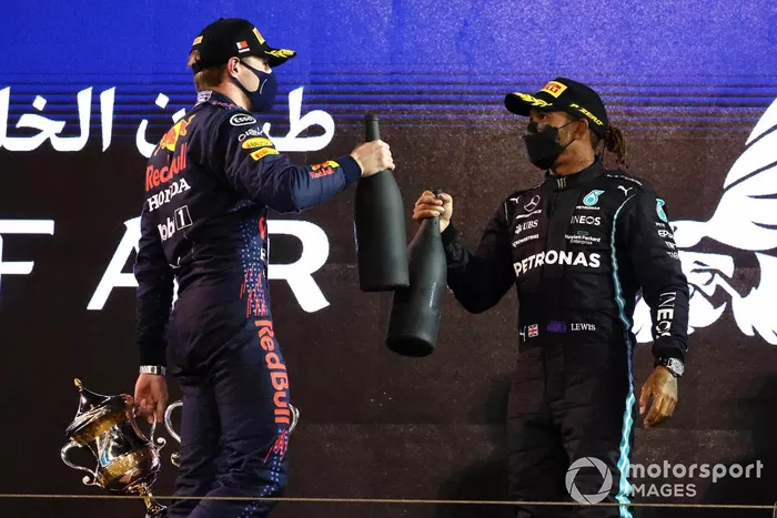 Podio: segundo lugar Max Verstappen, Red Bull Racing, ganador Lewis Hamilton, Mercedes