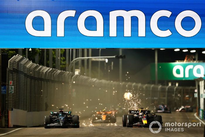 Max Verstappen, Red Bull Racing RB19, lucha con George Russell, Mercedes F1 W14