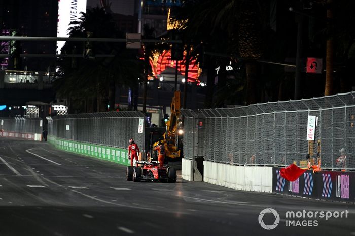 Los comisarios retiran el coche de Carlos Sainz, Ferrari SF-23, del circuito
