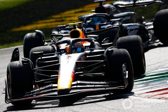 Sergio Pérez, Red Bull Racing RB19, George Russell, Mercedes F1 W14