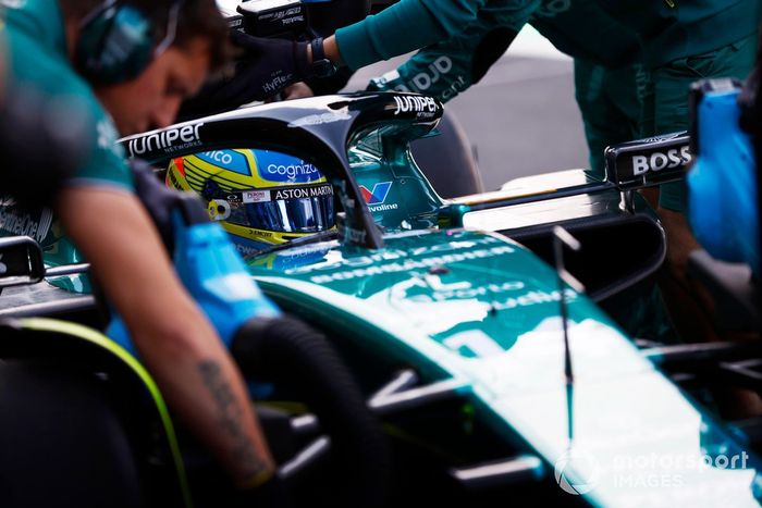 Fernando Alonso, Aston Martin AMR23, en boxes 