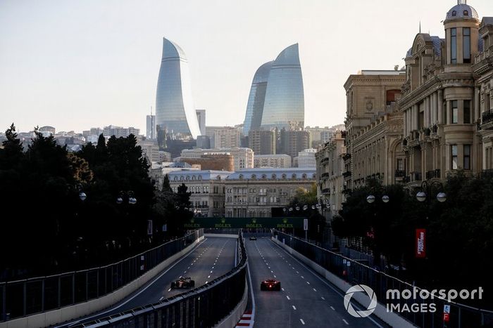 Carlos Sainz Jr., McLaren MCL34, Max Verstappen, Red Bull Racing RB15