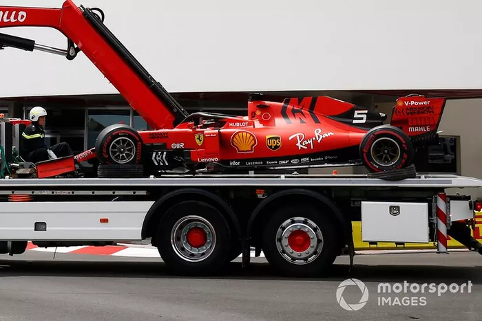 Un camion che trasporta la Ferrari SF90 di Sebastian Vettel nella pit lane after FP3