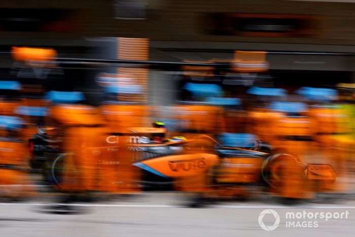 Lando Norris, McLaren MCL36, en boxes