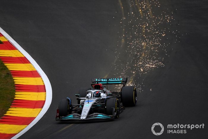 George Russell, Mercedes W13, echa chispas