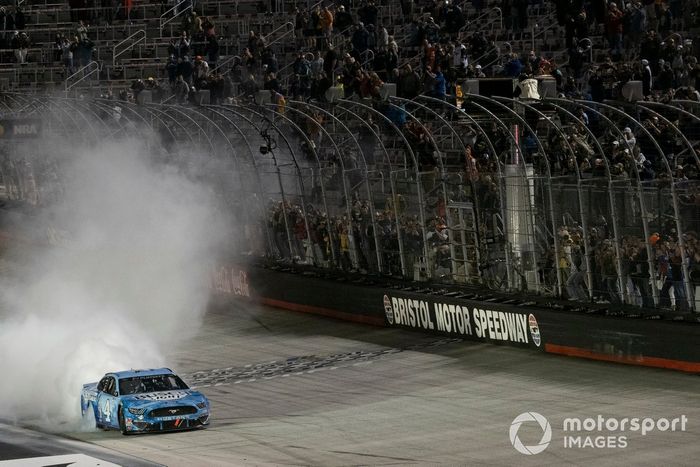 Ganador Kevin Harvick, Stewart-Haas Racing, Ford Mustang