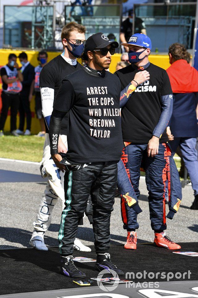 Lewis Hamilton, Mercedes-AMG F1, Daniil Kvyat, AlphaTauri, Max Verstappen, Red Bull Racing, en apoyo de la campaña para el fin del racismo
