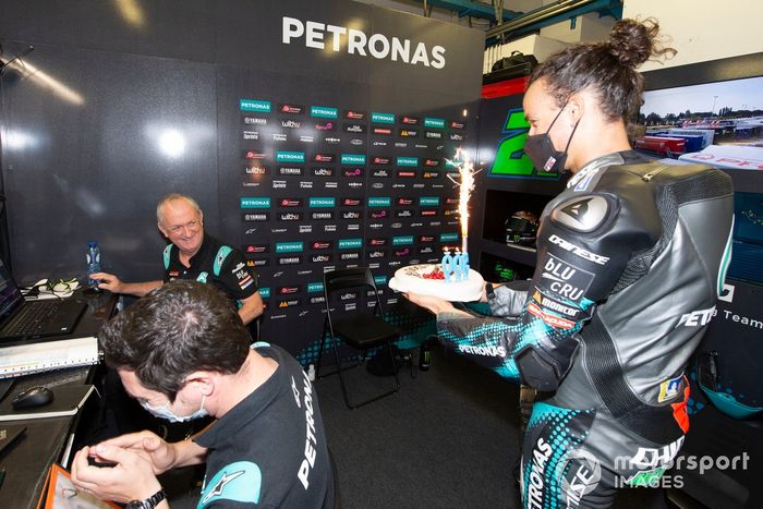 Franco Morbidelli, y el jefe del equipo Petronas Yamaha SRT, Ramón Forcada, celebran la carrera número 500