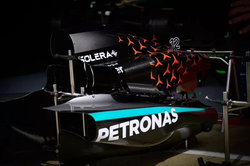 Mercedes W16, travaux de carrosserie