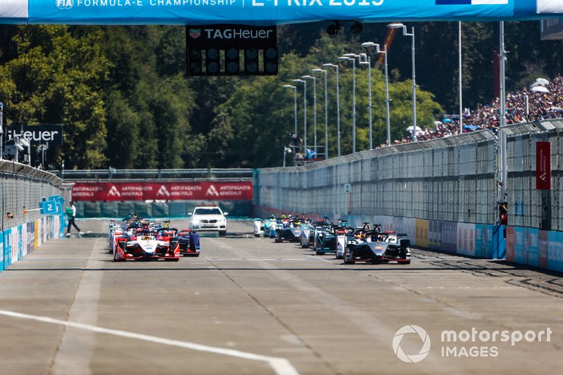 The start of the race, with Pascal Wehrlein, Mahindra Racing, M5 Electro, alongside Sébastien Buemi, Nissan e.Dams, Nissan IMO1