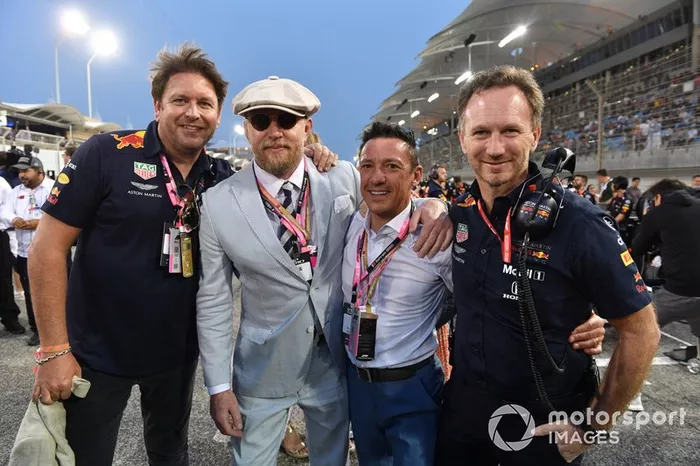 James Martin de Red Bull, el actor y director Guy Ritchie, el jinete Frankie Dettori, y Christian Horner