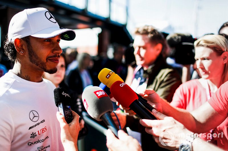 Lewis Hamilton, Mercedes AMG F1, parla con i media