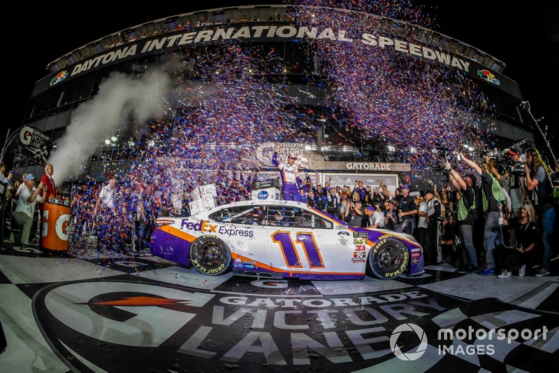 Denny Hamlin, Joe Gibbs Racing, Toyota Camry FedEx Express in victory lane