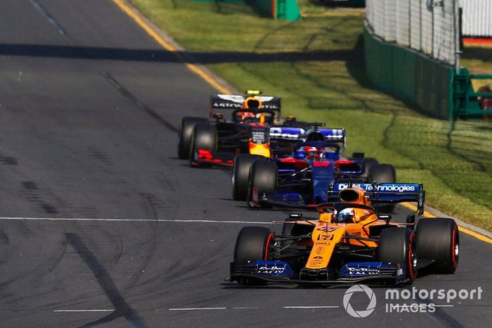 Carlos Sainz Jr., McLaren MCL34, Daniil Kvyat, Toro Rosso STR14, Pierre Gasly, Red Bull Racing RB15