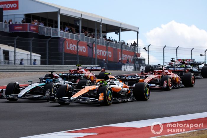 Lando Norris, McLaren MCL38, George Russell, Mercedes F1 W15, Charles Leclerc, Ferrari SF-24, Carlos Sainz, Ferrari SF-24, el resto de la parrilla al comienzo del Sprint.