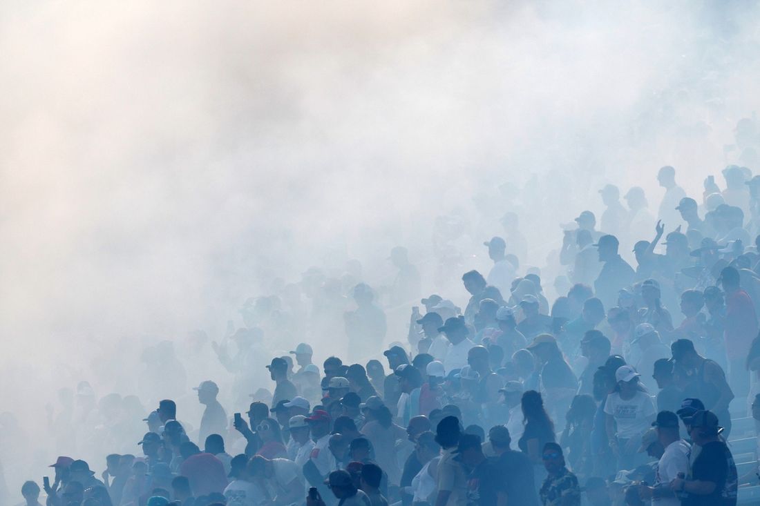 Ryan Blaney y el Ford del equipo Penske sufren una fuerte humareda