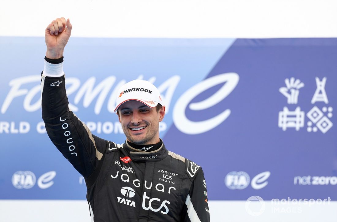 El ganador de la carrera Mitch Evans , Jaguar TCS Racing levanta la mano en señal de celebración
