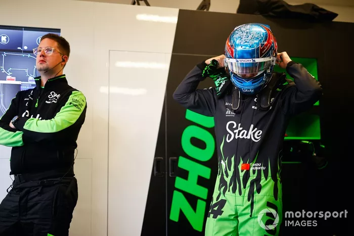 Zhou Guanyu, Stake F1 Team KICK Sauber, se pone el casco