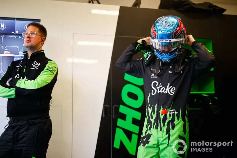Zhou Guanyu, membre de l'équipe F1 KICK Sauber, met son casque.