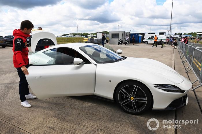 Charles Leclerc, de Ferrari, llega al circuito