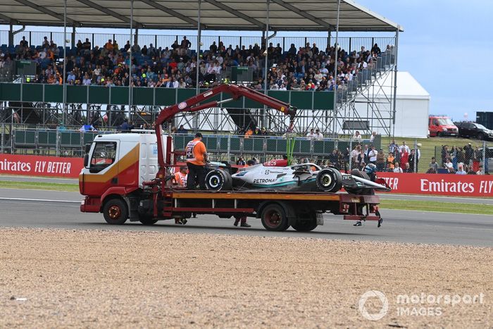 Fiscais recolhem o carro de Russell após o acidente