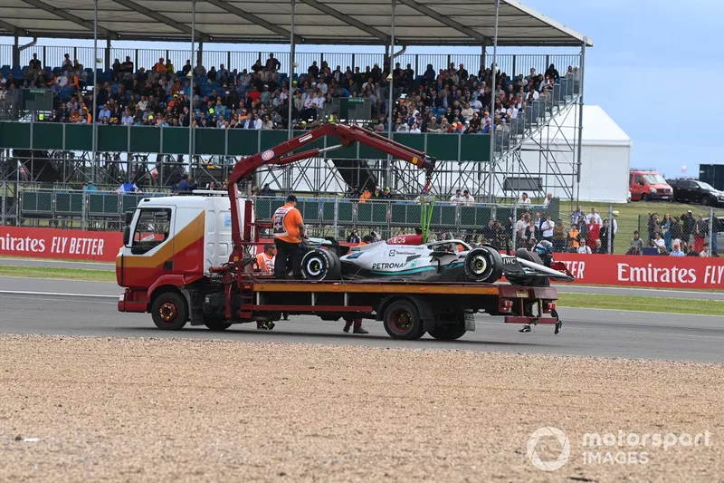 Marshals remove the car of George Russell, Mercedes W13