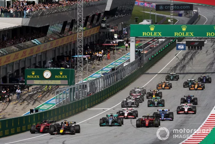 Max Verstappen, Red Bull Racing RB18, Charles Leclerc, Ferrari F1-75, Carlos Sainz, Ferrari F1-75, George Russell, Mercedes W13, el resto de la parrilla al inicio de la carrera Sprint