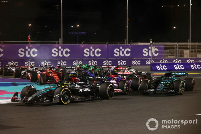 Sir Lewis Hamilton, Mercedes F1 W15, lidera a Lance Stroll, Aston Martin AMR24, Yuki Tsunoda, VCARB 01, Kevin Magnussen, Haas VF-24, y el resto del pelotón en la salida.