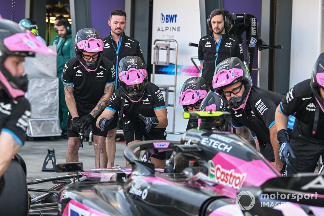El equipo de boxes del Alpine F1 Team practica una parada en boxes