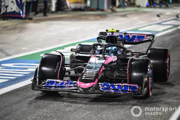 Pierre Gasly, Alpine A524 dans la voie des stands 
