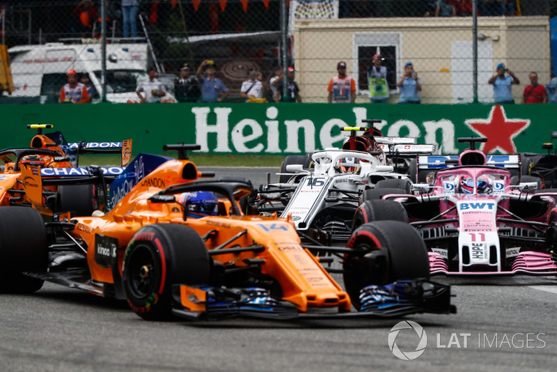 Fernando Alonso, McLaren MCL33, leads Sergio Perez, Racing Point Force India VJM11, Stoffel Vandoorne, McLaren MCL33, and Charles Leclerc, Sauber C37, at the start