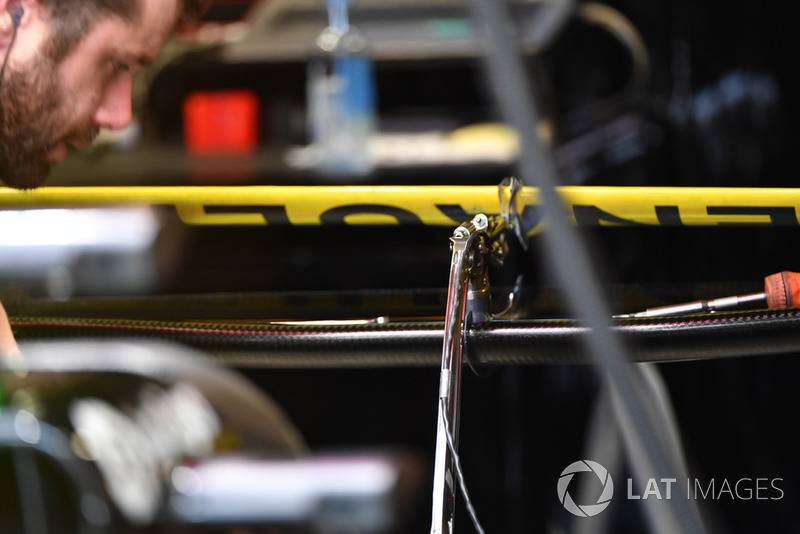 Заднє крило на боліді Ніко Хюлькенберга, Renault Sport F1 Team RS 18 із системою DRS
