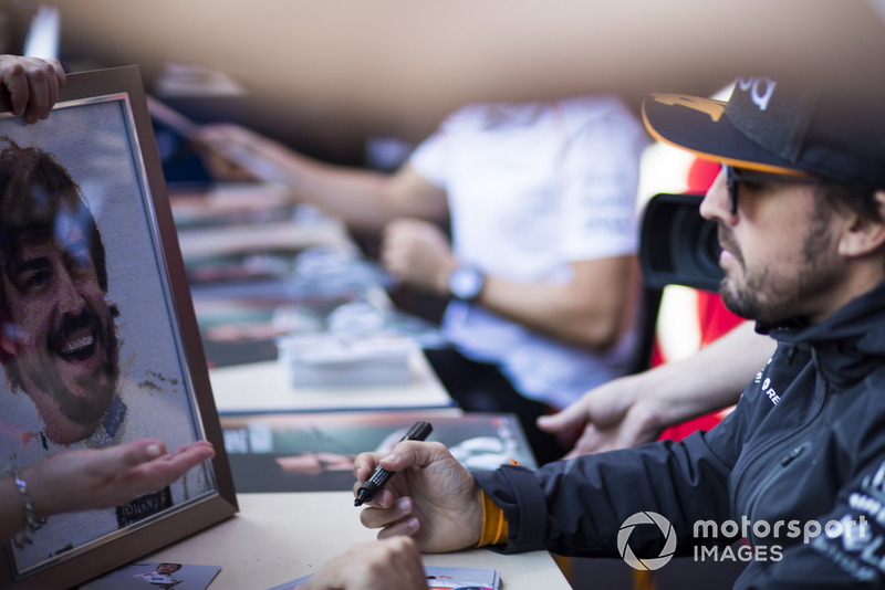 Fernando Alonso, McLaren, firma autógrafos